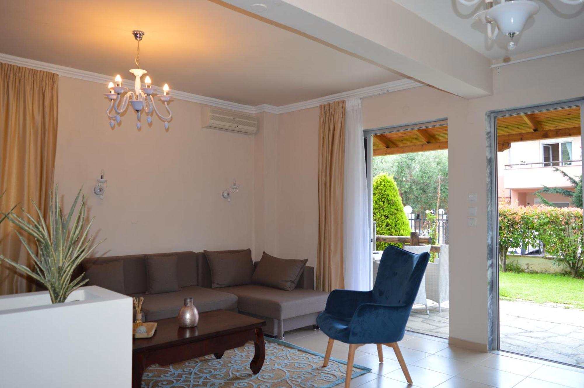 Leonidas Apartments And Suites Мола-Калива Экстерьер фото